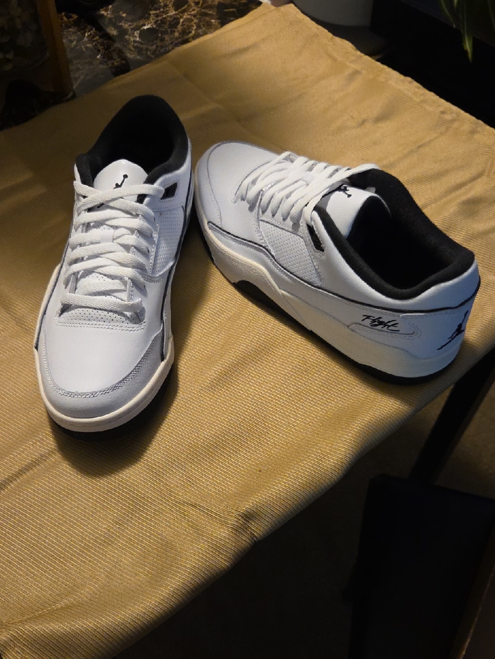 Nike  JORDAN FLIGHT COURT White and Black Low-Top Sneakers